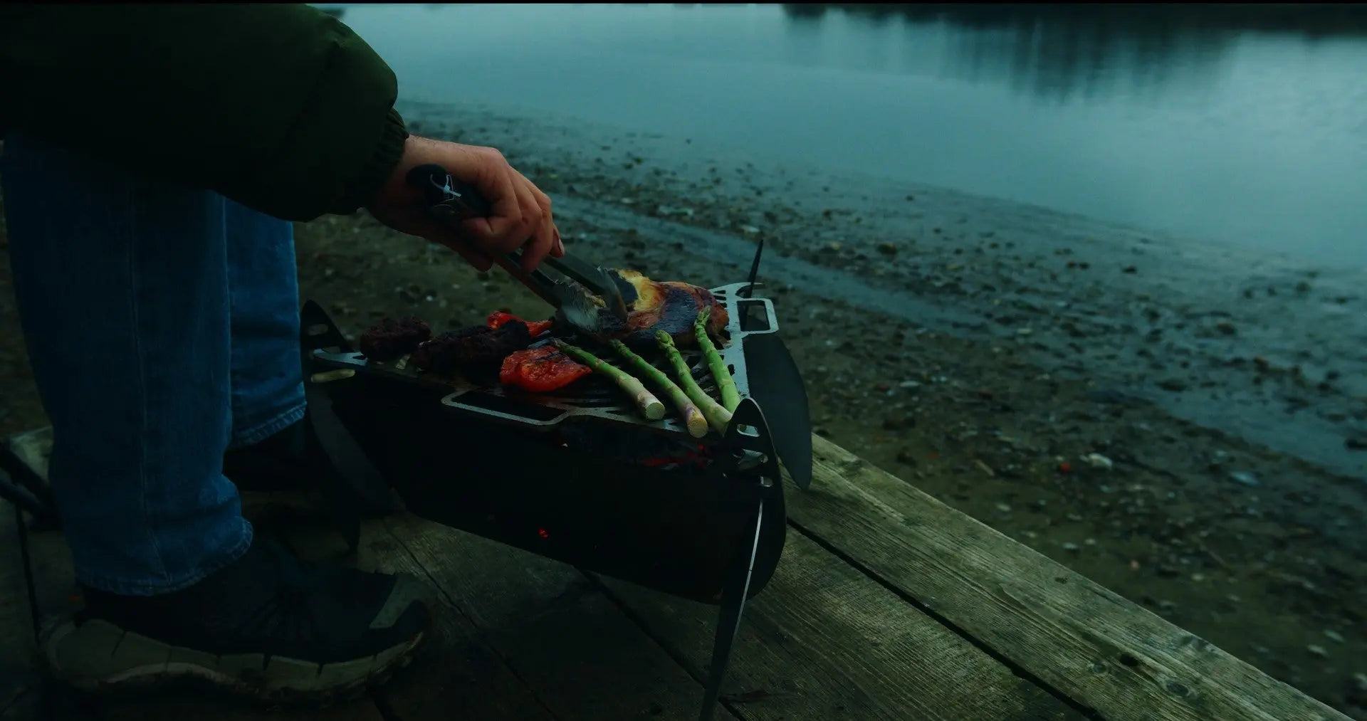 gratar gradina Ignita Journey aprins cu inox si carne pe el